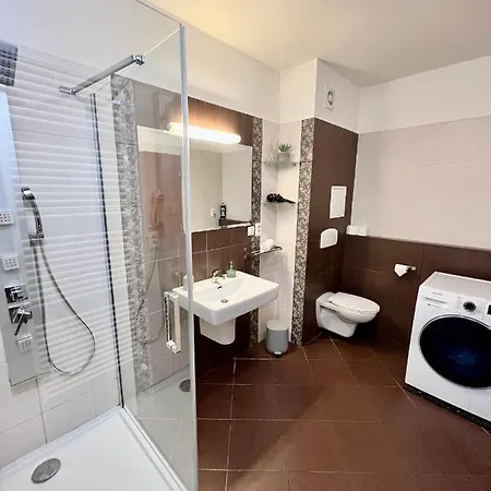 Bl Luxury Apartment, 24hr Self Check-in, Free Private Garage Parking, Panoramic Views From Balcony, 5 Minute Walk To Center Besztercebánya