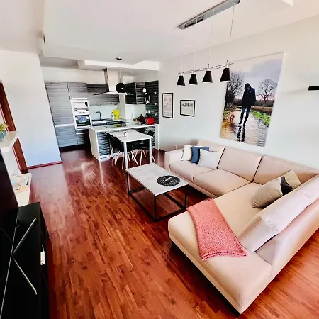 Bl Luxury Apartment, 24hr Self Check-in, Free Private Garage Parking, Panoramic Views From Balcony, 5 Minute Walk To Center
