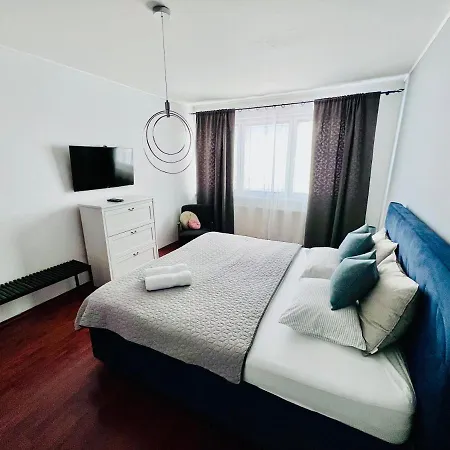 Apartament Bl Luxury Apartment, 24hr Self Check-in, Free Private Garage Parking, Panoramic Views From Balcony, 5 Minute Walk To Center Bańska Bystrzyca