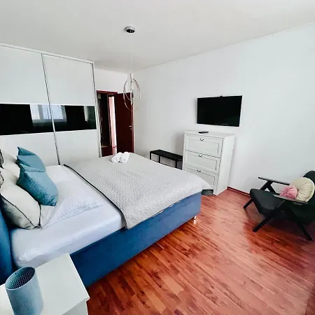 Bl Luxury Apartment, 24hr Self Check-in, Free Private Garage Parking, Panoramic Views From Balcony, 5 Minute Walk To Center Apartament *
