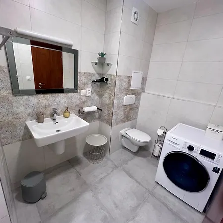 Bl Luxury Apartment, 24hr Self Check-in, Free Private Garage Parking, Panoramic Views From Balcony, 5 Minute Walk To Center 아파트 반스카비스트리카