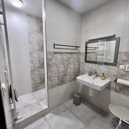 Bl Luxury Apartment, 24hr Self Check-in, Free Private Garage Parking, Panoramic Views From Balcony, 5 Minute Walk To Center Daire