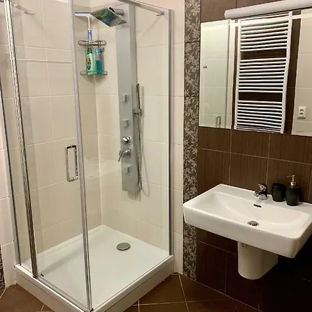 Bl Luxury Apartment, 24hr Self Check-in, Free Private Garage Parking, Panoramic Views From Balcony, 5 Minute Walk To Center