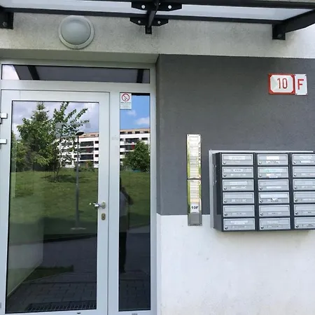 Bl Luxury Apartment, 24hr Self Check-in, Free Private Garage Parking, Panoramic Views From Balcony, 5 Minute Walk To Center * Besztercebánya