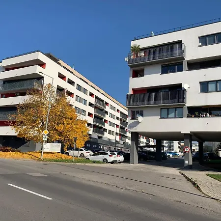Bl Luxury Apartment, 24hr Self Check-in, Free Private Garage Parking, Panoramic Views From Balcony, 5 Minute Walk To Center Banska Bystrica