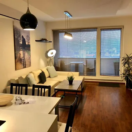 Bl Luxury Apartment, 24hr Self Check-in, Free Private Garage Parking, Panoramic Views From Balcony, 5 Minute Walk To Center Banská Bystrica