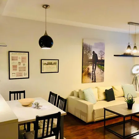 Bl Luxury Apartment, 24hr Self Check-in, Free Private Garage Parking, Panoramic Views From Balcony, 5 Minute Walk To Center 반스카비스트리카